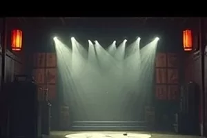 音乐电影《铁皮鼓手》封面：工地脚手架上的鼓手