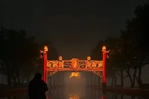 家庭片《春分那天》封面：老房子客厅里分好的纸箱