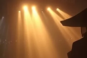 公路片《铁轨尽头》封面：锈迹斑斑的废弃铁轨
