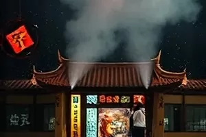 科幻片《第九次日落》封面：气象站屋顶的逆光剪影